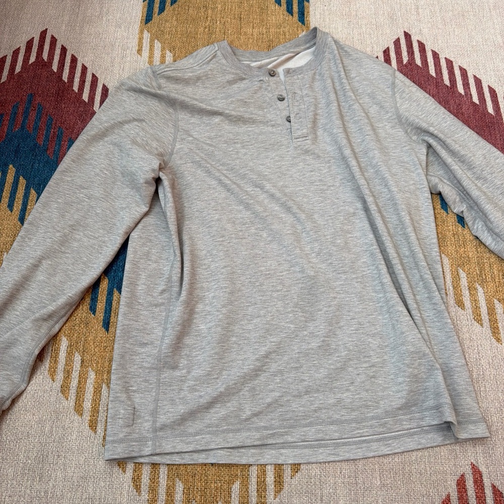 Men's Vuori Long-Sleeve Ease Performance Henley Shirt Sz Medium in Grey